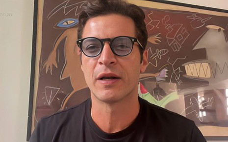Leandro Lima em participação virtual no Encontro desta quarta (26), com óculos e expressão séria
