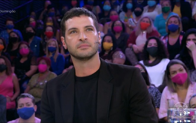 Leandro Lima com uma cara séria ao ver sua filha na televisão no Domingão