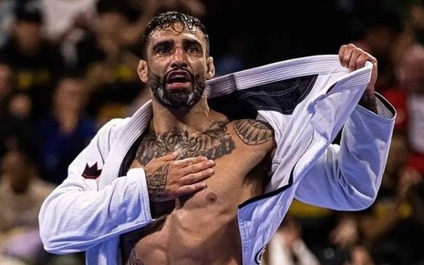 Leandro Lo bate no peito após luta que venceu me foto publicada no seu Instagram