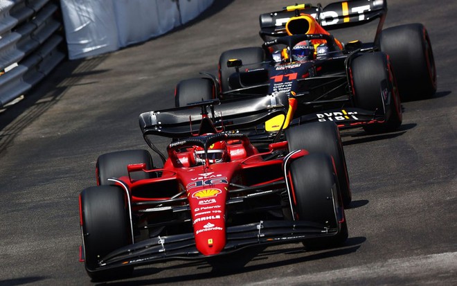 Charles Leclerc, da Ferrari, e Sergio Pérez, da Red Bull, pilotam seus carros no GP de Mônaco