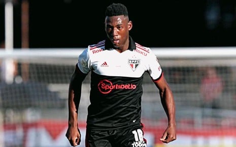 Léo, do São Paulo, em campo com uniforme preto e branco com detalhes vermelhos