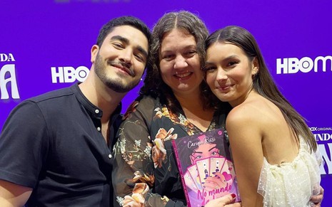 Leonardo Bittencourt, Carina Rissi (segurando livro) e Marina Moschen posam para foto em evento