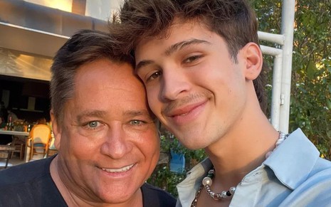 Leonardo e João Guilherme com os rostos colados e sorridentes em foto do Instagram
