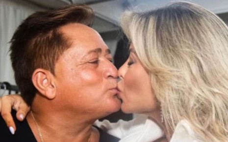 Leonardo e Poliana Rocha se beijam