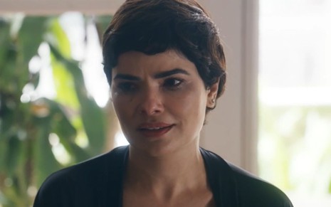 Vanessa Giácomo com expressão de choro em cena como Leonor na novela Travessia