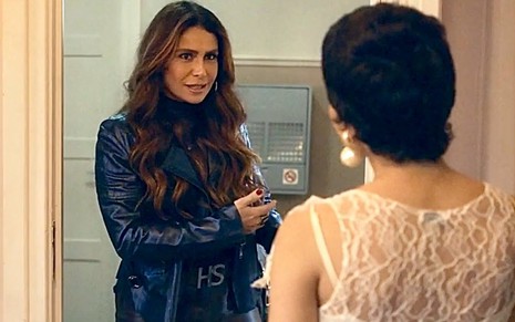 em cena de Travessia, Giovanna Antonelli está conversando com Vanessa Giácomo, que está de costas