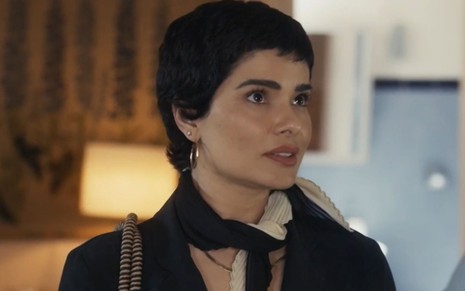 Vanessa Giácomo com expressão séria em cena como Leonor na novela Travessia