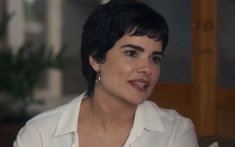 Vanessa Giácomo com expressão séria em cena como Leonor na novela Travessia