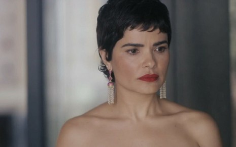 A atriz Vanessa Giácomo com expressão triste em cena de Travessia