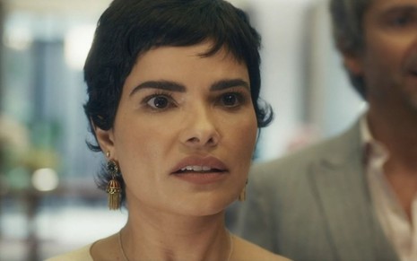 A atriz Vanessa Giácomo com expressão de surpresa em cena de Travessia