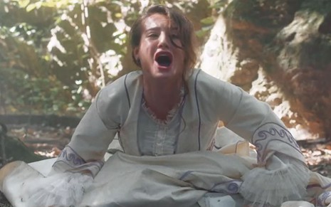 Leopoldina (Bruna Griphao) grita em cena no meio do mato na novela Nos Tempos do Imperador