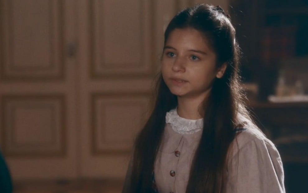 Leopoldina (Melissa Nóbrega) com expressão séria em cena de Nos Tempos do Imperador