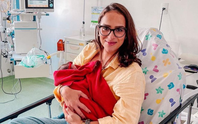 Foto de Letícia Cazarré com Maria Guilhermina no colo