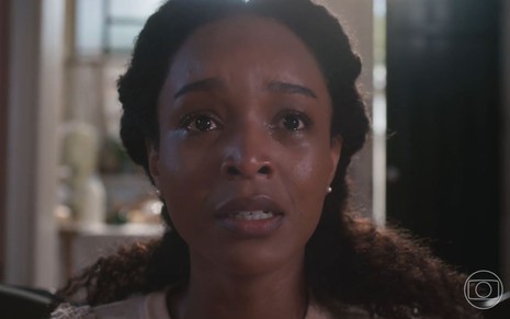 Larissa Nunes com expressão de choque e com lágrimas no rosto em cena como Letícia na novela Além da Ilusão