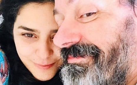 Leticia Sabatella e Daniel Dantas de rosto colado, em post no Instagram
