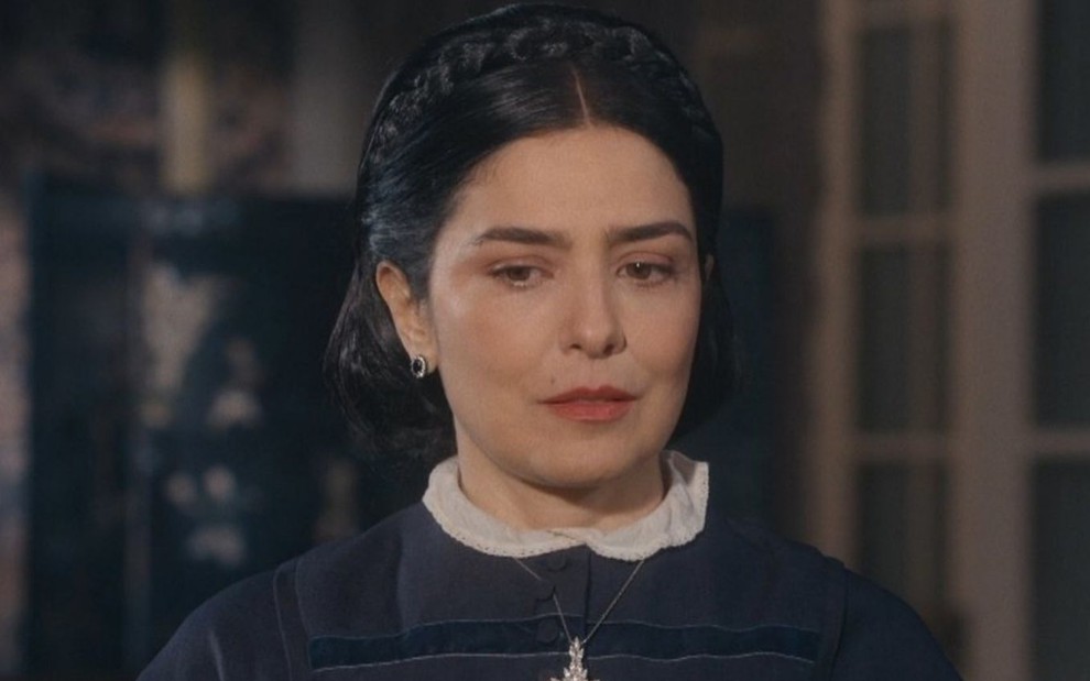 Leticia Sabatella com expressão triste em cena como a imperatriz Teresa Cristina em Nos Tempos do Imperador