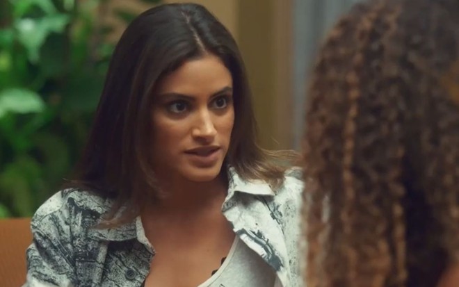 Leticia Salles com expressão séria em cena como Érika da novela Vai na Fé