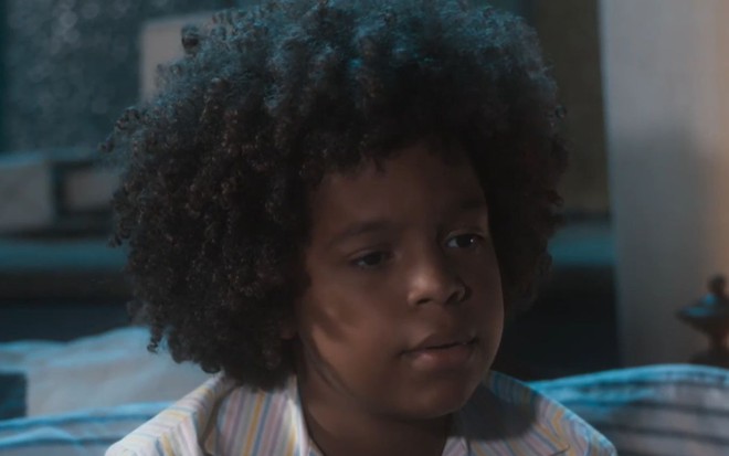Levi Asaf está com expressão séria em cena como Marcelino na novela Amor Perfeito