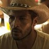 Levi (Leandro Lima) usa chapéu de peão em cena da novela Pantanal