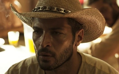 Levi (Leandro Lima) usa chapéu de peão em cena da novela Pantanal