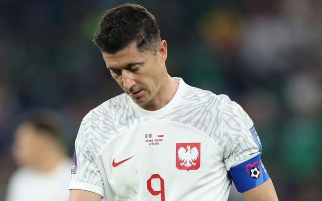 Lewandowski, do Polônia, em campo pela seleção com uniforme branco com detalhes vermelhos