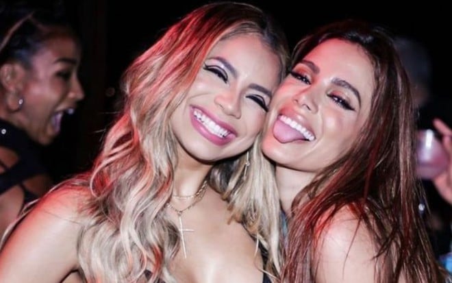 Lexa e Anitta estão abraçadas, em clique antigo