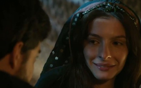Lia (Michelle Batista) está emocionada olhando para Jacó (Miguel Coelho) em cena de Gênesis