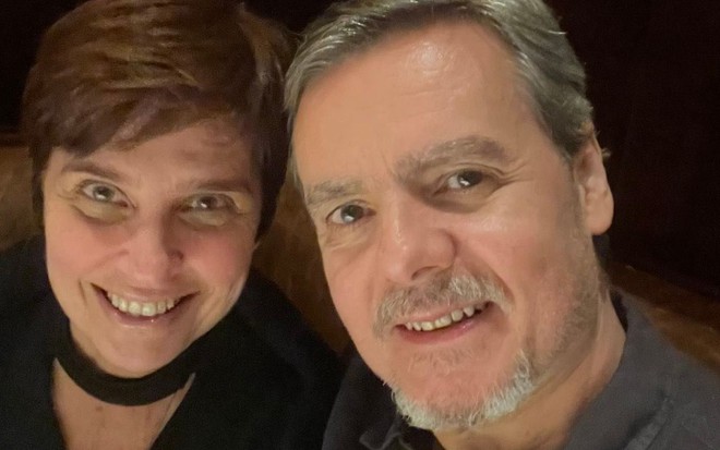 Lídia Brondi e Cassio Gabus Mendes com os rostos próximos em foto do Instagram