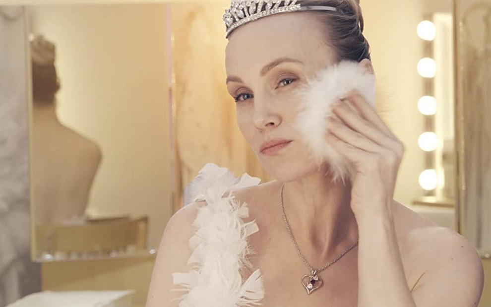 Vlastina Svátková passa maquiagem no rosto em cena do filme tcheco Minha História