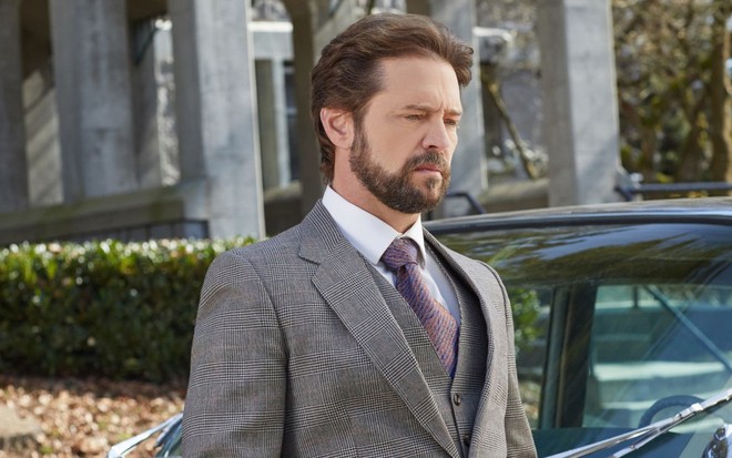 Jason Priestley em cena da saga dos Casteel