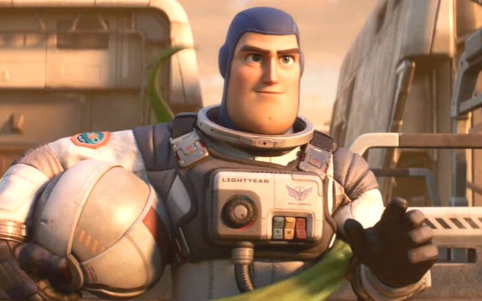 Buzz Lightyear em cena de Lightyear, novo filme da Pixar