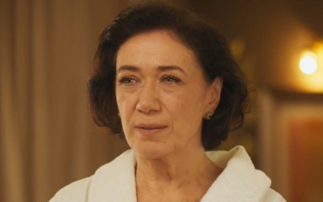Lilia Cabral com expressão séria em cena de Fuzuê