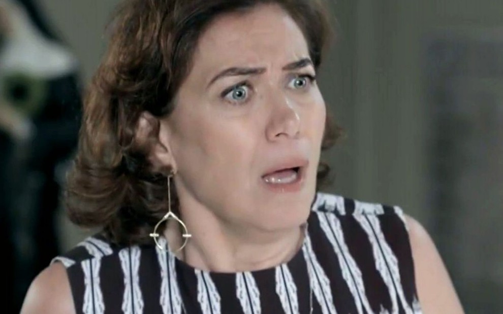 Maria Marta (Lilia Cabral) com expressão de choque em cena de Império