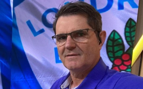 Linhares Júnior com uma camisa azul e um sorriso antes de entrar no ar em um jogo da Série B do Brasileirão