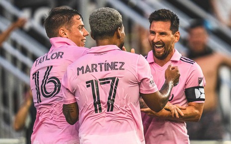 Robert Taylor e Josef Martínez comemoram gol com Lionel Messi em jogo do Inter Miami; eles estão de uniforme rosa