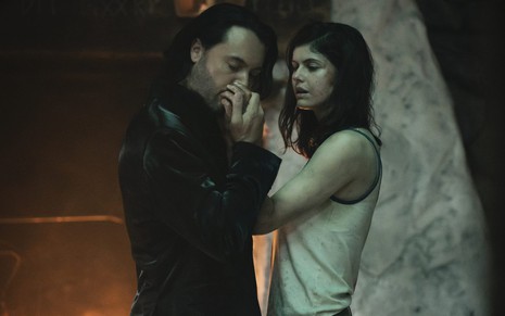 Jack Huston cheira a mão de Alexandra Daddario em cena sensual de As Bruxas Mayfair