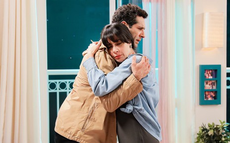 Telma (Lis Luciddi) abraça Daniel (João Baldasserini) em cena da novela