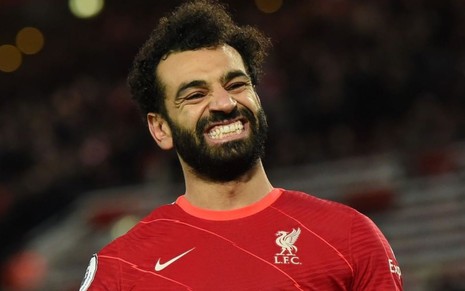 Salah, do Liverpool, comemora gol com punhos fechados e veste uniforme vermelho durante partida