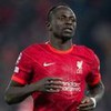 Sadio Mané, do Liverpool, corre em campo e veste uniforme vermelho com detalhes brancos e laranja