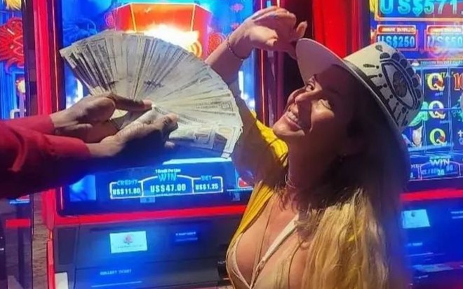 Imagem de Livia Andrade com dinheiro em cassino no Caribe