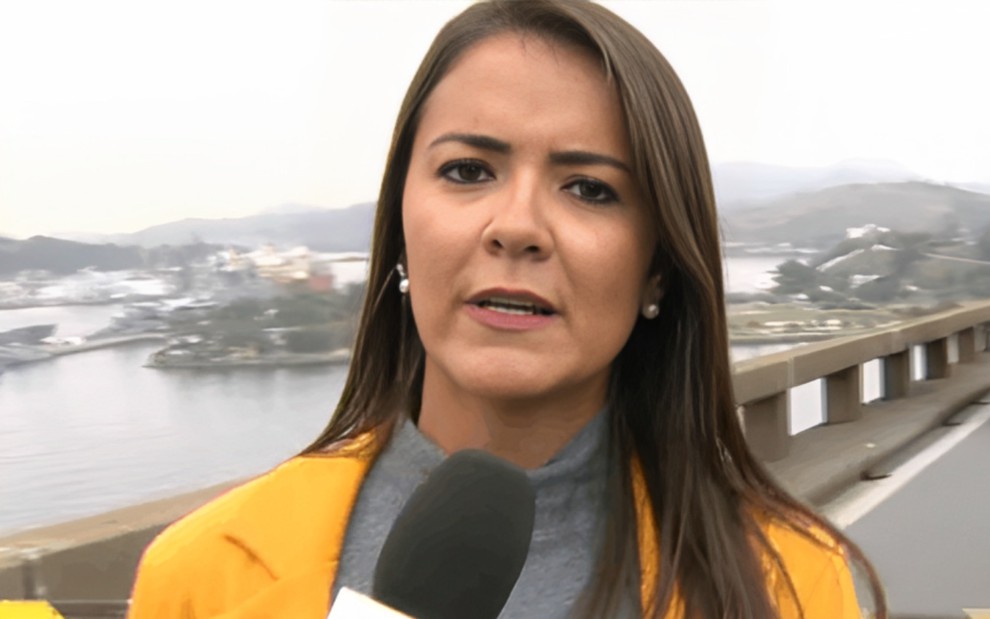 Lívia Torres no RJTV, em 2021, ao noticiar sequestro em ponte