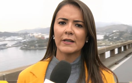 Lívia Torres no RJTV, em 2021, ao noticiar sequestro em ponte