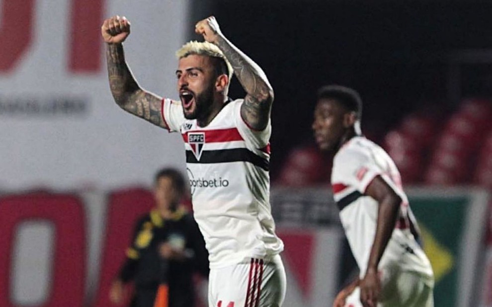 Imagem de Liziero comemorando gol do São Paulo em jogo do Brasileirão 2021
