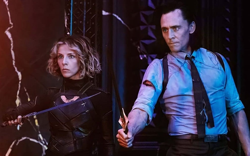 Sophia Di Martino e Tom Hiddleston portam espadas em cena da primeira temporada de Loki