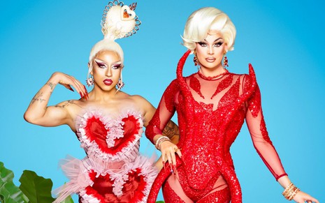 As drag queens Lolita Banana e Valentina, de vermelho com perucas loiras, no promo de Drag Race México