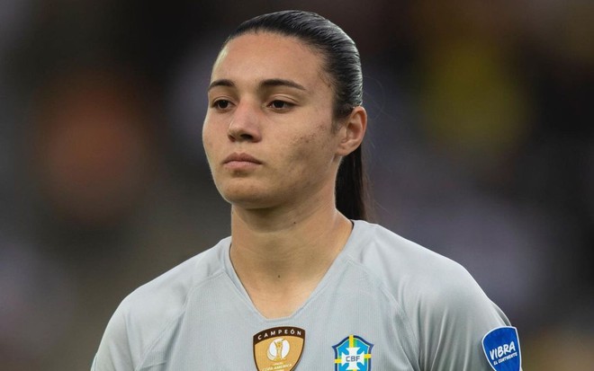 Lorena, goleira da Seleção Brasileira, veste uniforme cinza do Brasil