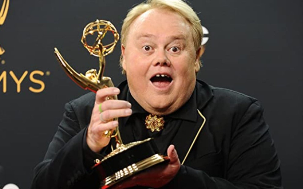 Louie Anderson exibe a estatueta do Emmy em foto publicada nas redes sociais