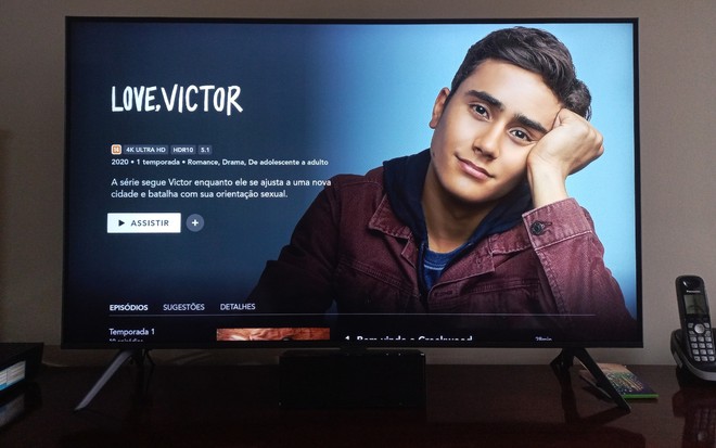TV exibindo informações técnicas da série Love, Victor, do Star+