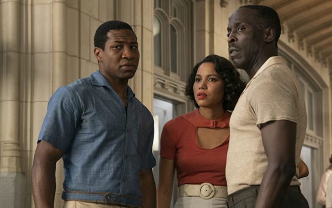 Jonathan Majors, Jurnee Smollett e Michael Kenneth Williams em cena de Lovecraft Country