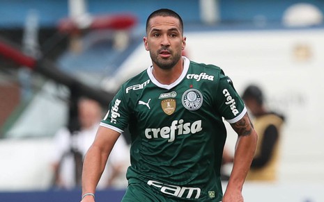 Luan, zagueiro do Palmeiras, joga pelo clube vestindo uniforme inteiro verde